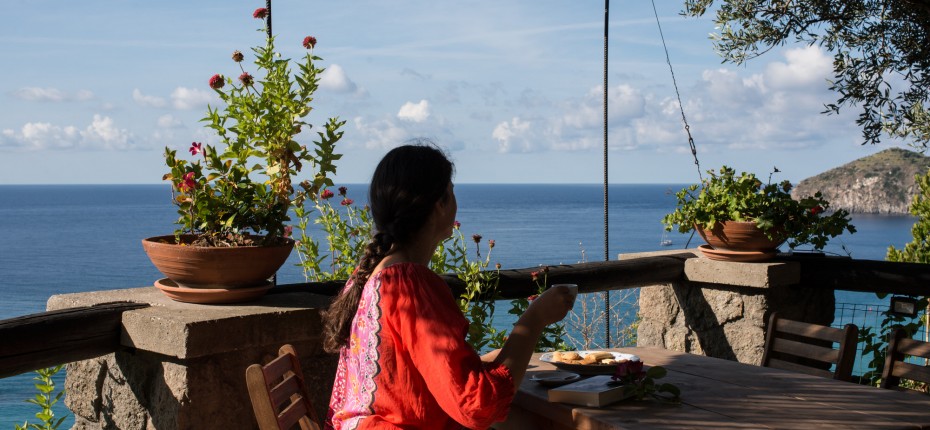 Colazione ad Ischia con vista sul mare e sulla spiaggia